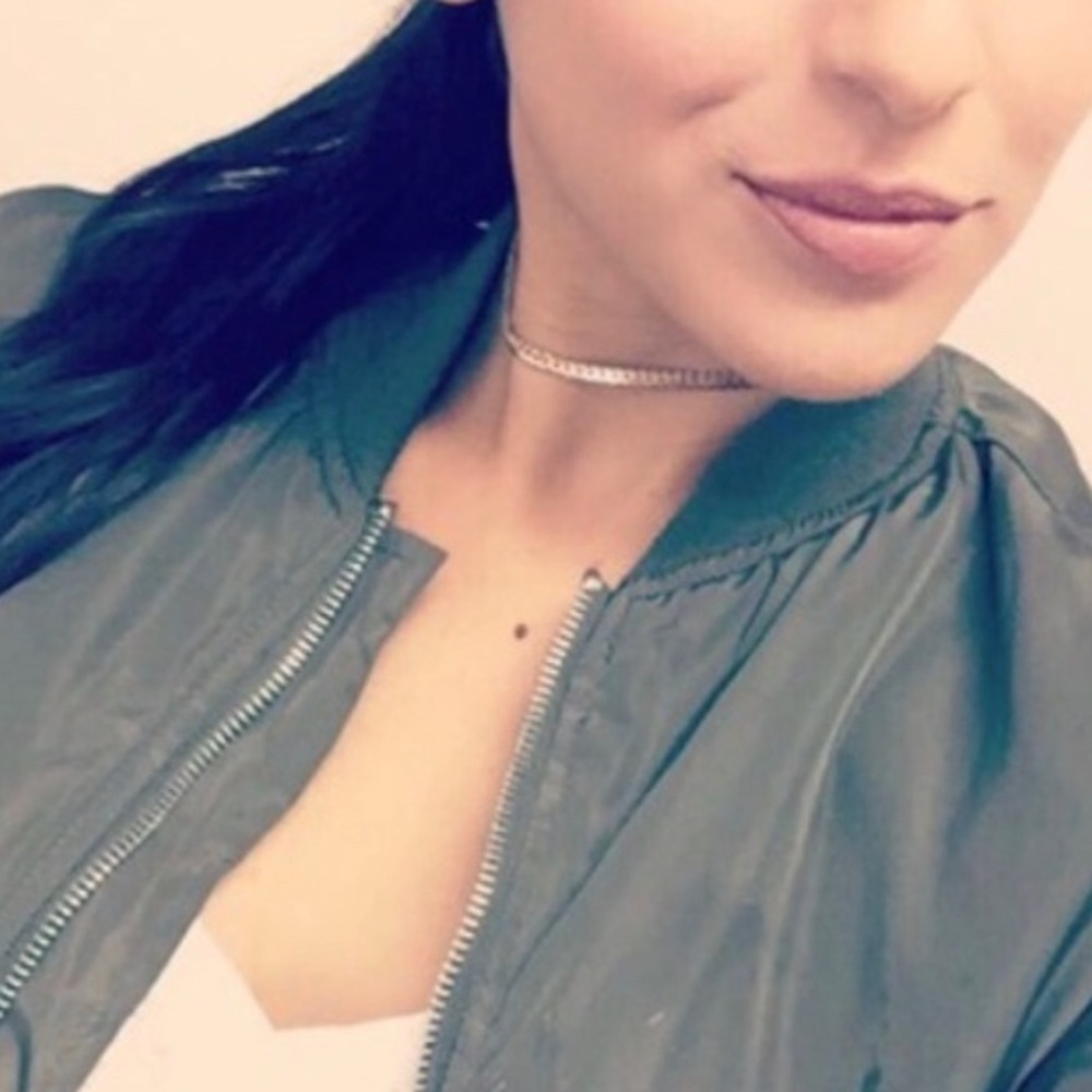 Staple Piece Gold Chain Choker Necklace - Picture 3 of 3